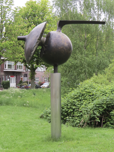 906319 Afbeelding van het bronzen beeldhouwwerk 'Genesis' van Wout Maters (1931-2017) uit 1985, in een plantsoen bij de ...